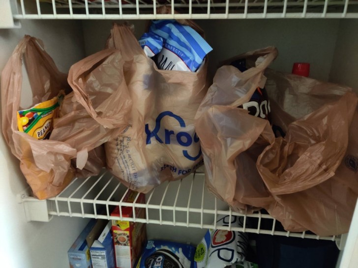 1. Ma copine pense qu'ainsi faisant, elle a rangé les courses : il suffit de mettre les sacs dans le frigo et c'est fini...