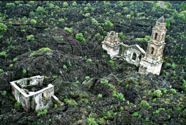 19. Eine von der Lava des Vulkans Paricutín, Mexiko, begrabene Kirche. Einfach faszinierend