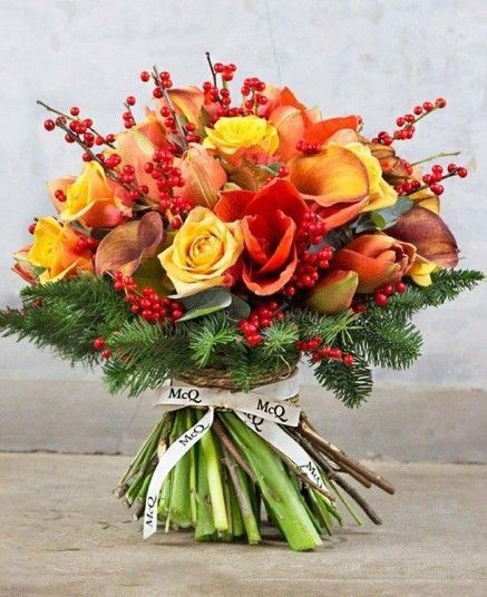 7. Groene takken en rode bessen passen ook perfect bij rozen, tulpen of calla lelies in oranje-gele tinten