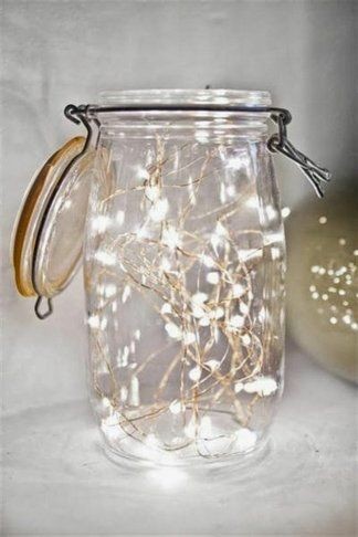 1. Anche se non avete lanterne, basta un barattolo grande o un vaso di vetro per decorare con i fili di luci sottili a batteria