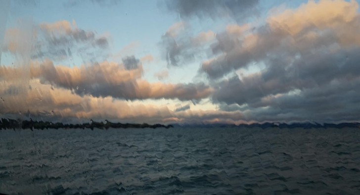 12. Non, ce n'est pas une peinture impressionniste, mais le ciel nuageux au-dessus de la mer photographié à travers une vitre