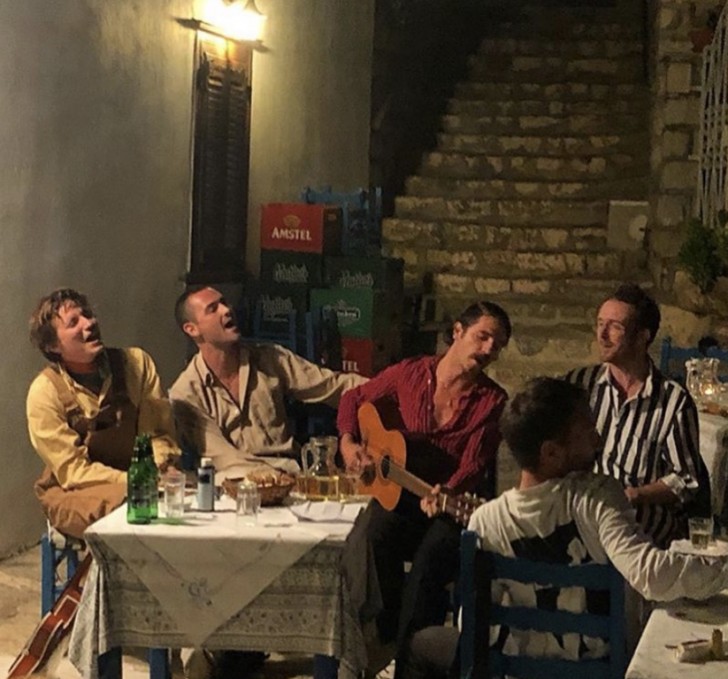 16. Ces musiciens dans un restaurant grec semblent poser pour un peintre.