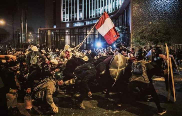 20. Ein Foto, das während eines Straßenprotestes aufgenommen wurde und an Delacroix' "Freiheit, die das Volk antreibt" erinnert