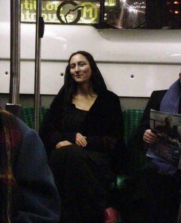 9. Une Mona Lisa de nos jours, assise dans le métro