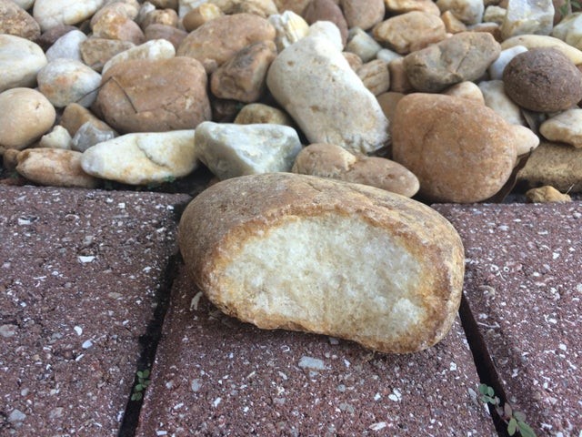 “Ik heb een steen gevonden die eruitziet als een stuk brood waar iemand een hap van heeft genomen.”