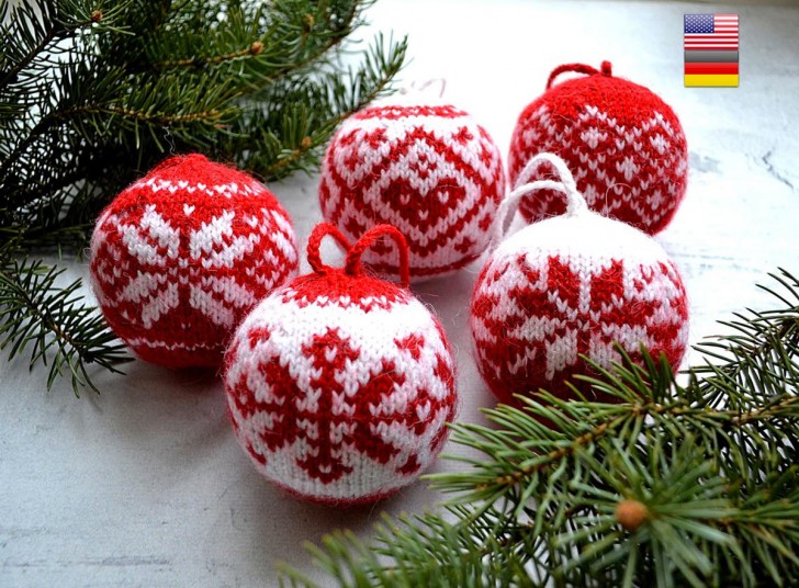 2. Con uncinetto o ai ferri potete anche creare rivestimenti per le vecchie palline di Natale