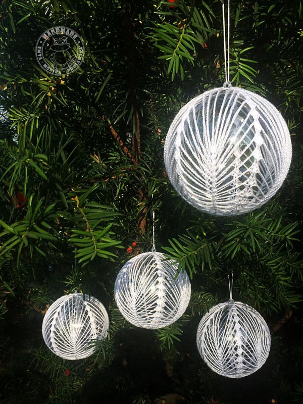 3. Des boules en fils fins délicatement décorés au crochet pour recouvrir des sphères transparentes