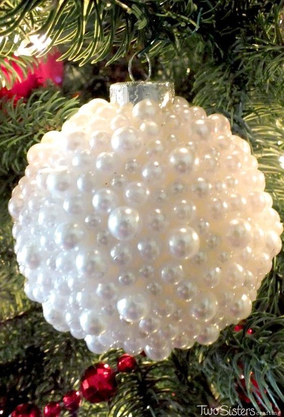 7. Una sfera tempestate di perle di varie dimensioni