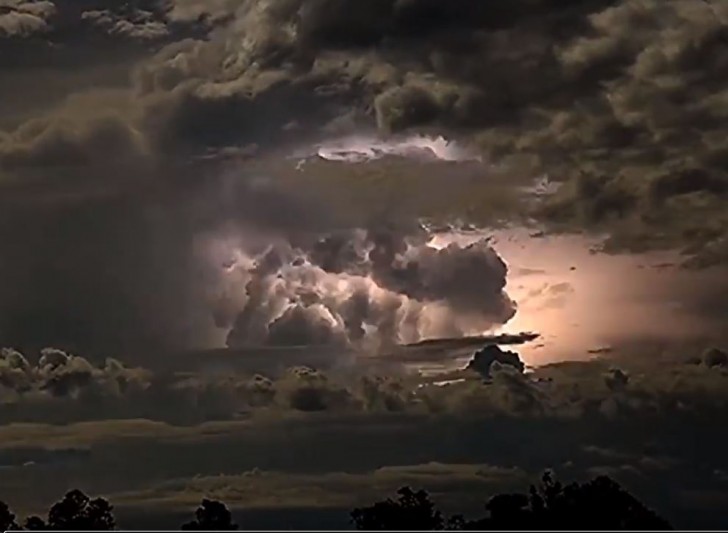 15. Ce n'est pas une explosion retentissante, mais l'incroyable orage électrique immortalisé par Geoff Green en Australie