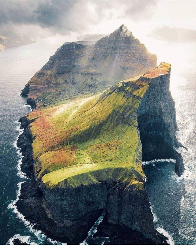 9. Una terra emersa maestosa e dalla forma particolare: siamo alle Isole Faroe
