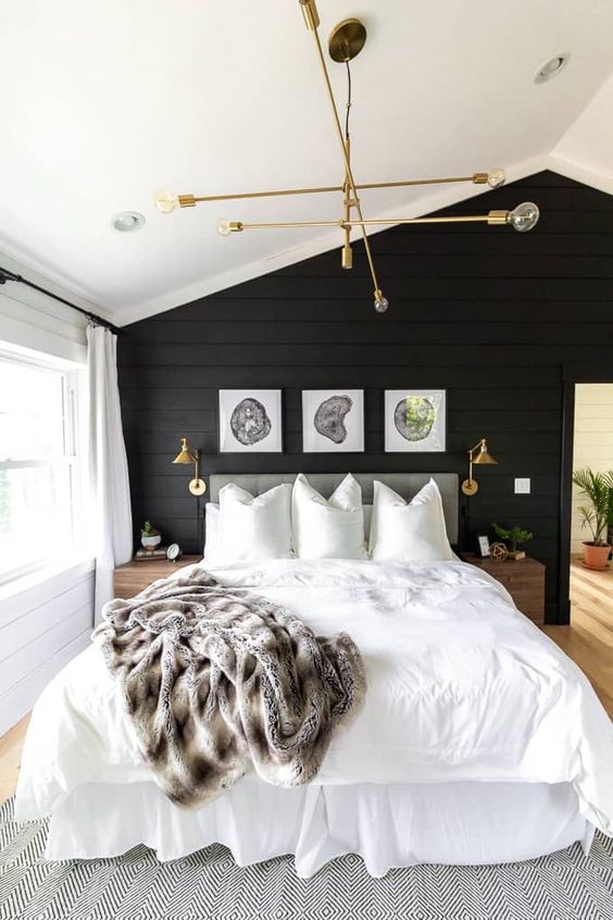 13. Soffitti alti e molta luce naturale: la palette bianco-nero e ottone/legno chiaro permette di avere un’intera parete scura dietro al letto