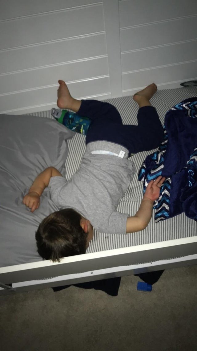 14. "Hier schläft mein Sohn wie eine Cartoon-Marionette."