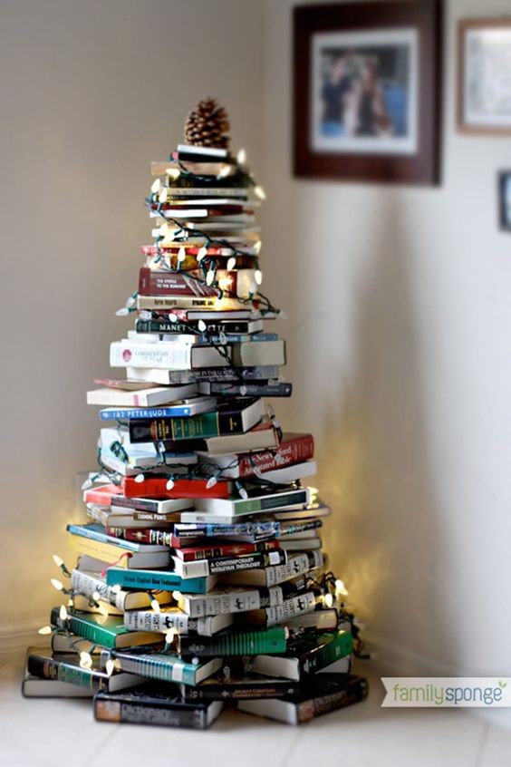 8. Een berg boeken in de vorm van een kerstboom