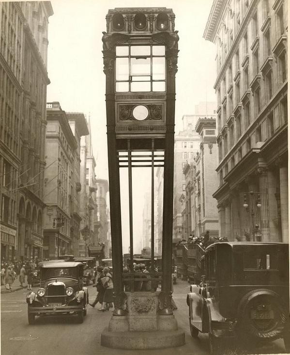 1. Die erste Ampel in New York City, zwischen der Fifth Avenue und der 34th Street: Sie stammt aus dem Jahr 1922
