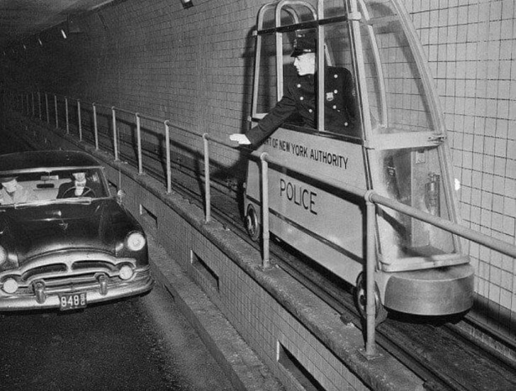 10. En 1955, avant l'invention des autovelox, ces véhicules ferroviaires électriques étaient installés dans ce tunnel new-yorkais, qui surveillait la vitesse des véhicules.