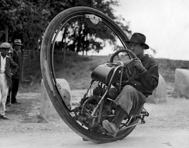 17. Cet incroyable moyen de transport n'est rien d'autre qu'une "motocyclette" à une seule roue, inventée par l'Italien Govetosa.
