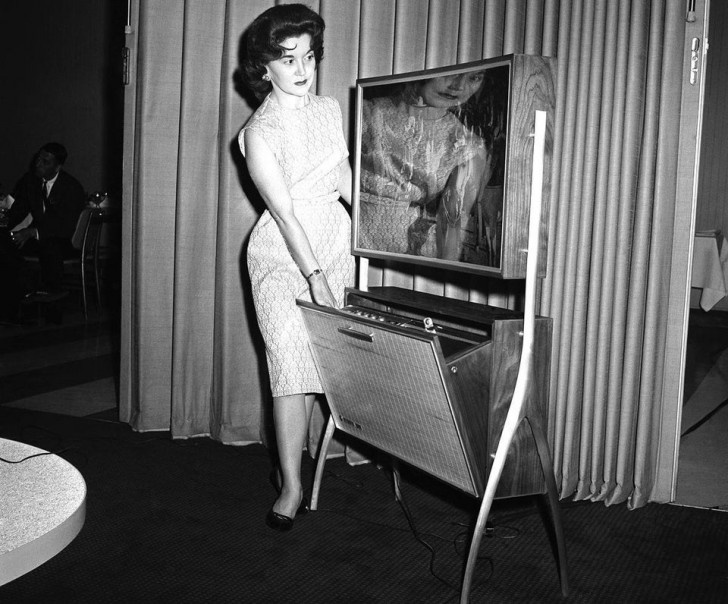 19. L'ancêtre des téléviseurs à "écran plat" : ce téléviseur avait un écran particulièrement fin, et était accompagné d'un dispositif permettant d'enregistrer des programmes pour les regarder plus tard. Vraiment remarquable vu sa date de création : 1961 !