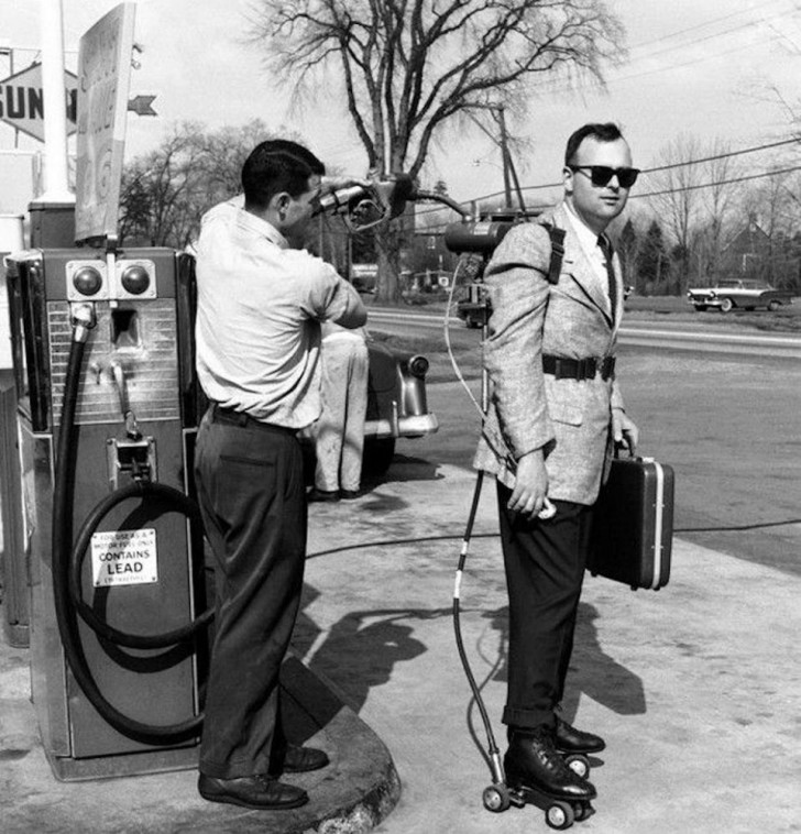 6. Un employé sur ses patins motorisés, en pause pour faire le plein. Nous sommes en Californie en 1961.