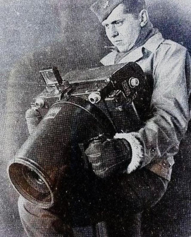 7. Luftaufnahmen waren mit diesen riesigen Kameras gar nicht so einfach: Dieses Bild wurde während des Zweiten Weltkriegs aufgenommen