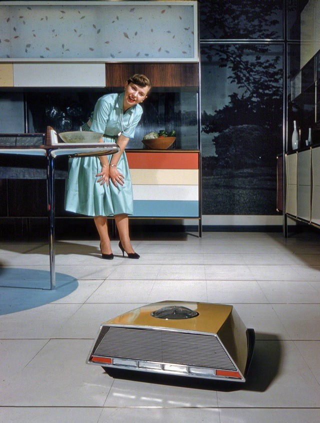 8. Si vous pensez que les robots aspirateurs sont une invention d'aujourd'hui, vous vous trompez : en voici la preuve, le Robo-Vac dans une publicité de 1959.
