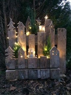 7. Aggiungete luci e rami verdi (o piccoli alberelli finti) per rendere ancora più magico il villaggio di legno