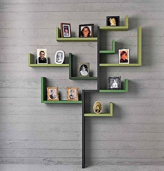 3. Avec quelques morceaux de bois de récup vous pouvez aussi modeler des étagères qui forment un arbre stylé pour exposer les photos de famille