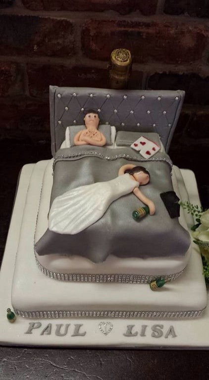 Um bolo de casamento que já prevê como será a vida de casal logo em seguida...
