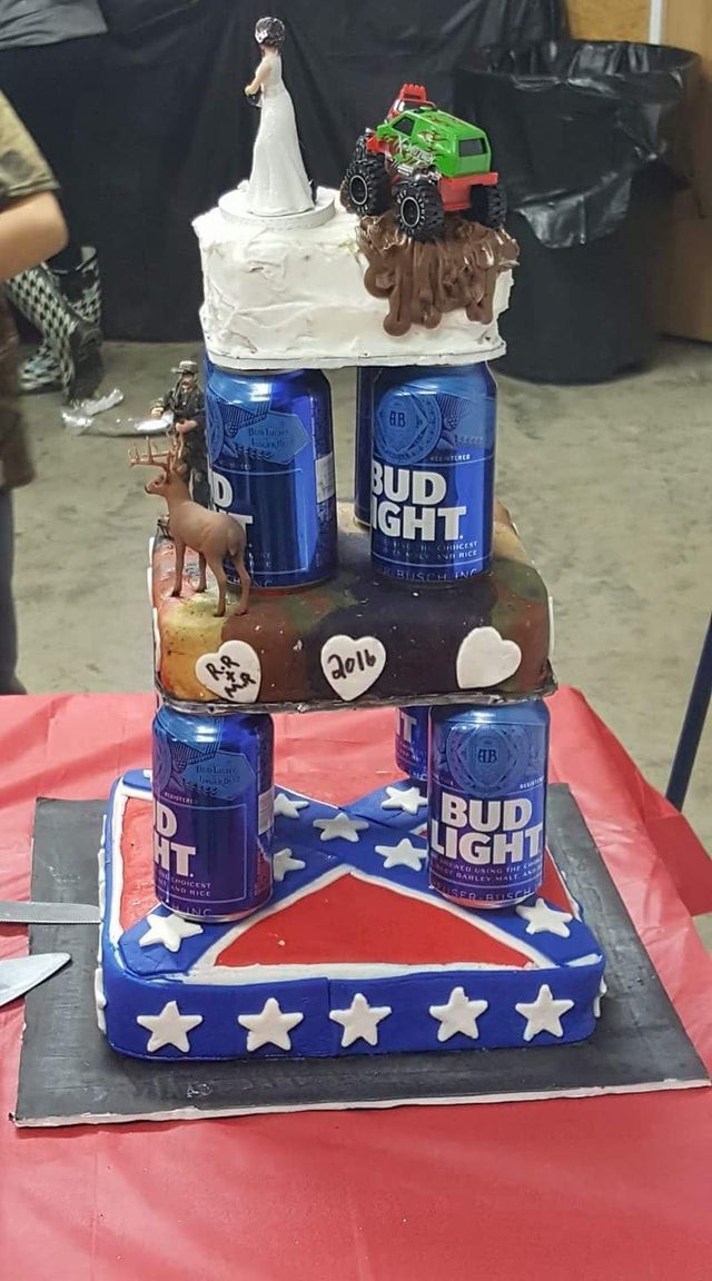 Una torta nupcial...¡bañada de cerveza!