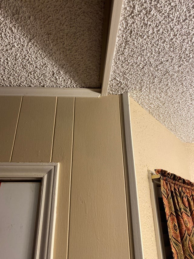 Het plafond komt niet overeen met de grens tussen de ene kamer en de andere.