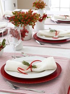 2. Runner a righe rosse su una tovaglia candida, e poi piatti e decorazioni a tavola che richiamano con delicatezza la stessa palette