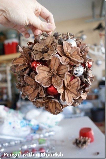 7. Nog een idee voor het versieren van doe-het-zelfkerstballen: bloemen gemaakt van dennenappelschubben