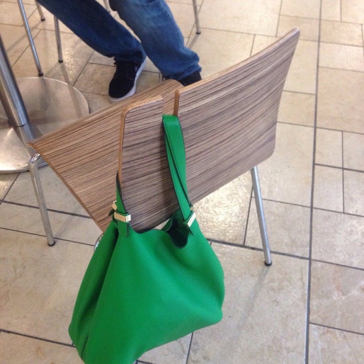 2. Dieser Stuhl eignet sich perfekt zum Aufhängen von Taschen und Handtaschen, die sonst in Unordnung bleiben würden.
