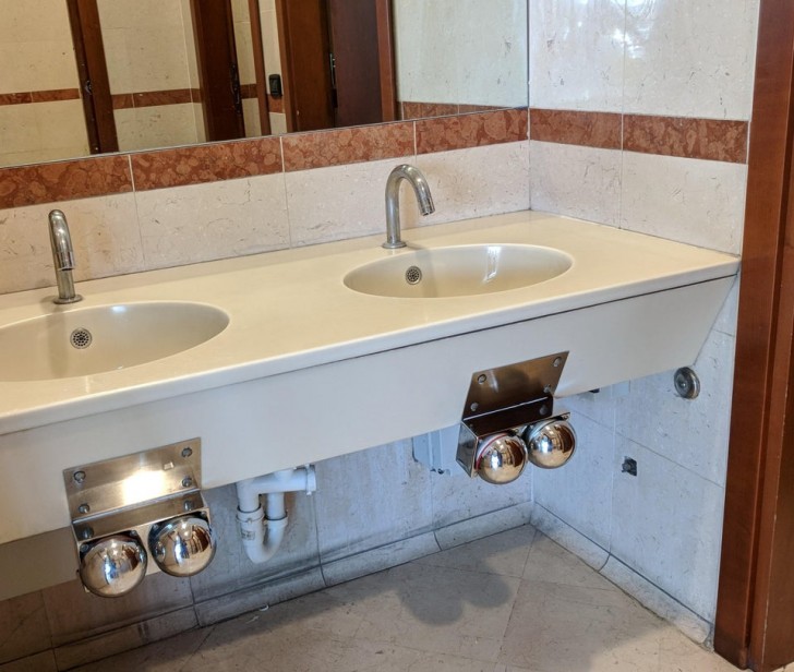 7. Ces robinets sont activés via les genoux pour maximiser l'hygiène.
