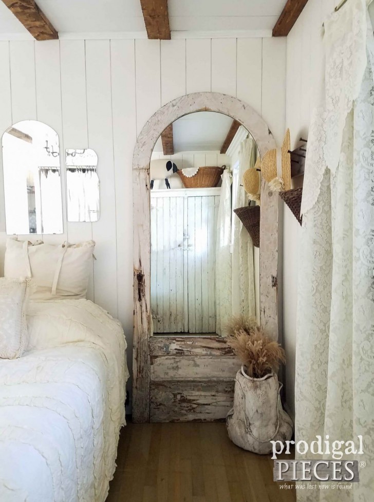 12. Ricavato da una vecchia porta e sistemato accanto al letto, in una camera perfettamente shabby chic