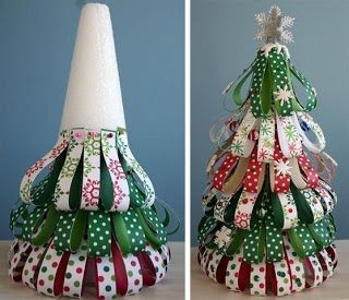 12. Met resten van linten (ook lint dat gebruikt worden om cadeautjes in te pakken) kan je deze kerstboompjes eenvoudig maken