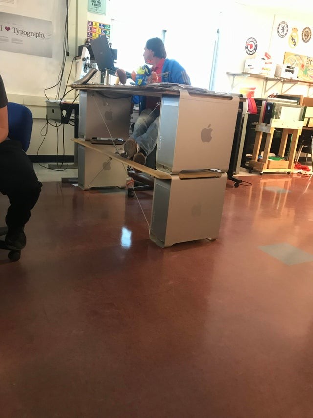 11. Mein Lehrer baute sich mit alten Apple PCs einen Schreibtisch