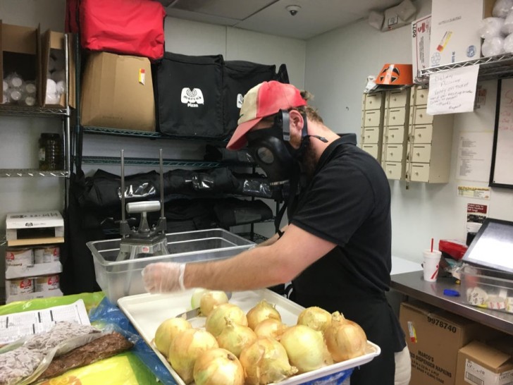 14. Mijn collega gebruikt een gasmasker om zichzelf te beschermen tijdens het snijden van uien