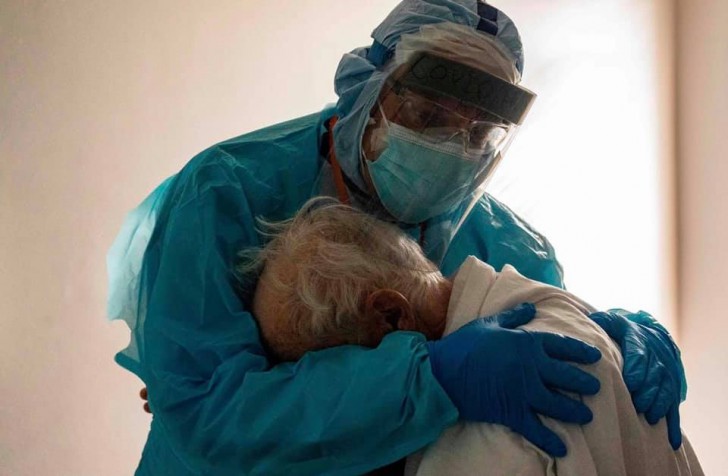 L'émouvante photo du médecin embrassant un patient âgé en larmes : "Je veux rentrer chez moi auprès de ma femme" - 1