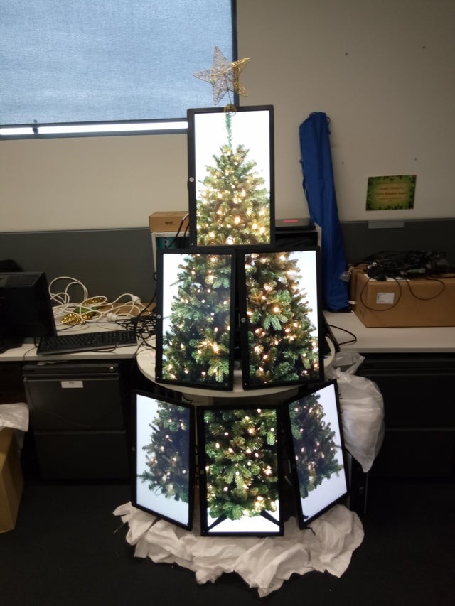Wat is genialiteit? Een grappige kerstboom op kantoor gemaakt van monitoren!