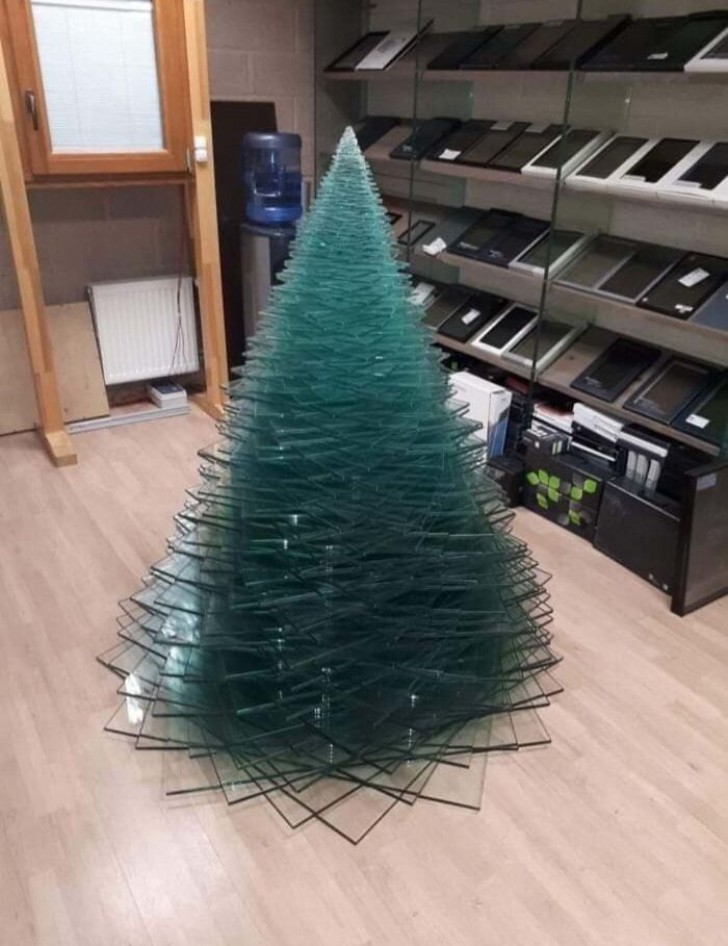 Ein origineller Weihnachtsbaum in einem Technikgeschäft!