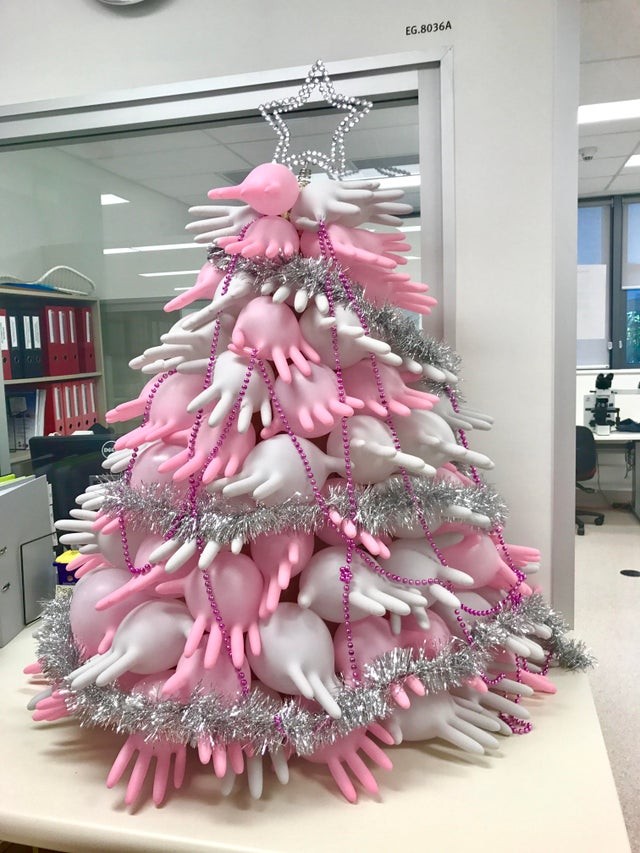 Een kerstboom gemaakt met latex handschoenen in een medisch laboratorium!