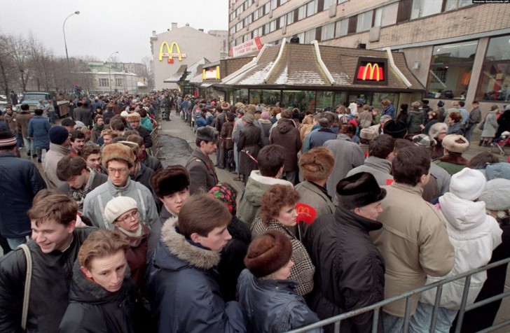 11. Die Schlange der Menschen, die darauf warten, den ersten McDonald's in Russland zu betreten: Wir sind 1990 in Moskau