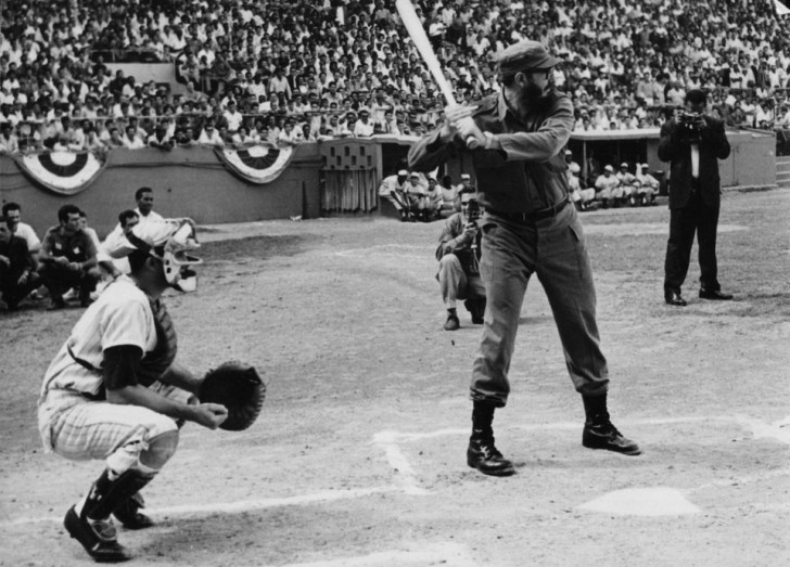 13. Fidel Castro die in 1959 honkbal speelt in Cuba: hij was een grote fan van deze sport