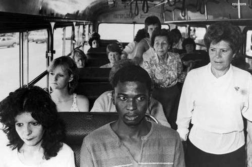 14. Zuid-Afrika, 1986. Een man stapt een bus in die gereserveerd is voor blanken om te protesteren tegen Apartheid
