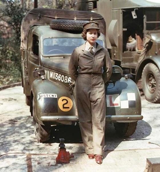 18. Erkennen Sie sie wieder? Das ist sie, Königin Elisabeth, in ihrer Mechanikeruniform während des Zweiten Weltkriegs.