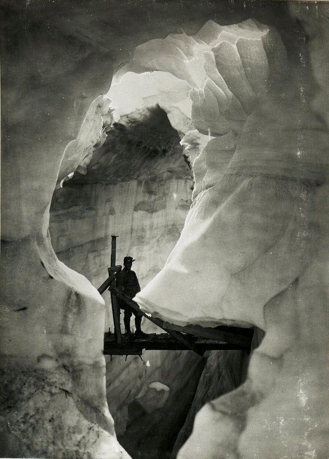2. Ein Österreichischer Soldat in einem Eisgraben in den Dolomiten. Das System der Gräben im Eis war so groß, dass es "Die Eisstadt" genannt wurde. Wir schreiben das Jahr 1916