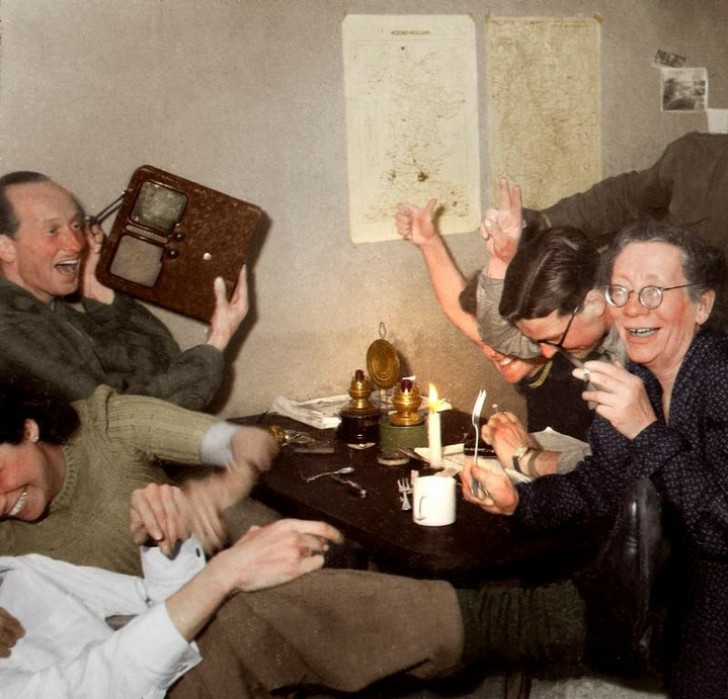 23. Un gruppo di partigiani olandesi festeggia la notizia della morte di Adolf Hitler