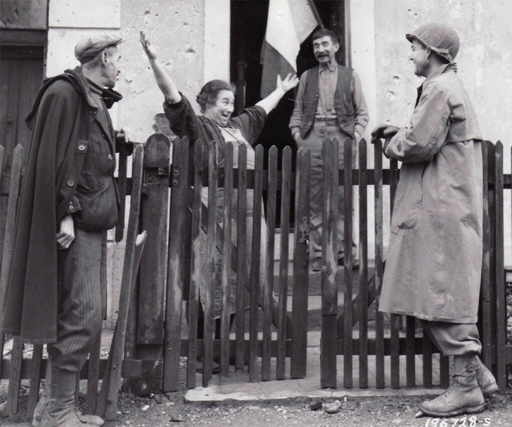 4. Une Française accueillant un soldat américain, souriante et les bras ouverts, deux jours après la libération en 1944