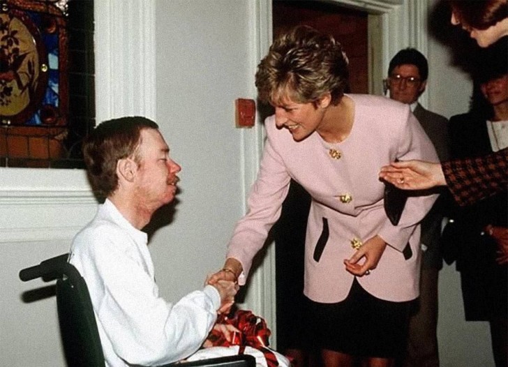 5. La Principessa Diana che incontra un paziente affetto da Aids nel 1991