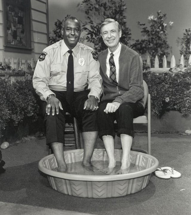 7. In 1969 mochten zwarte Amerikanen niet samen met blanken zwemmen, dus besloot dominee Fred Rogers agent Clemmons uit te nodigen om met hem mee te gaan om zijn voeten af ​​te koelen in een teiltje.